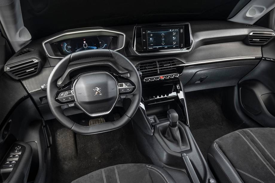 Versão Griffe tem detalhes cromados no cluster e faixa no painel de toque macio Versão Griffe tem detalhes cromados no cluster e faixa no painel de toque macio