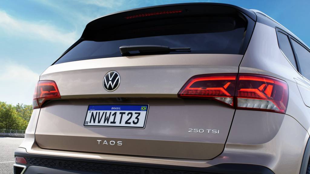 35_1196_TAOS_21_250TSI_MOJAVE_CLOSE_BADGE_250TSI_PSH+PSL_BRA VW Taos