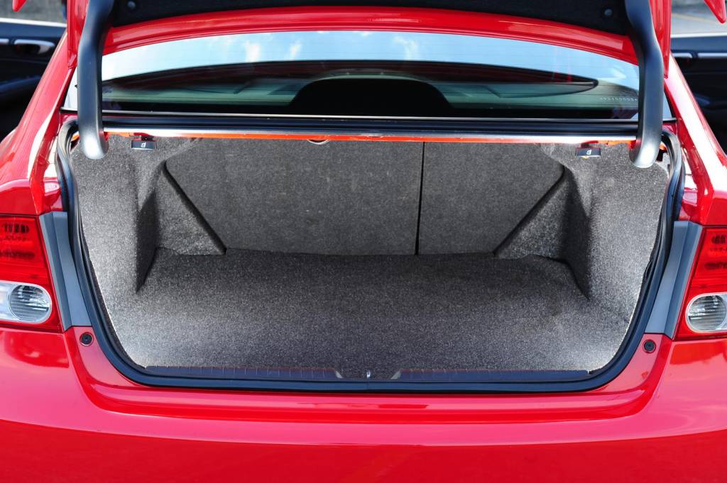 Porta-malas do Civic SI modelo 2011 da Honda, durante teste comparativo da revis Porta-malas do Civic SI modelo 2011 da Honda, durante teste comparativo da revis