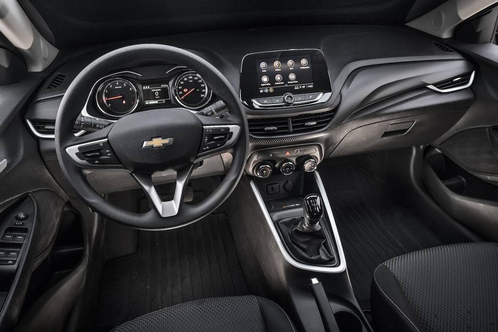 Compara 1.0 Chevrolet Onix LT aspirado (2) Linha 2021 ganhou central de 8 polegadas, mas moldura tem mesmo tamanho