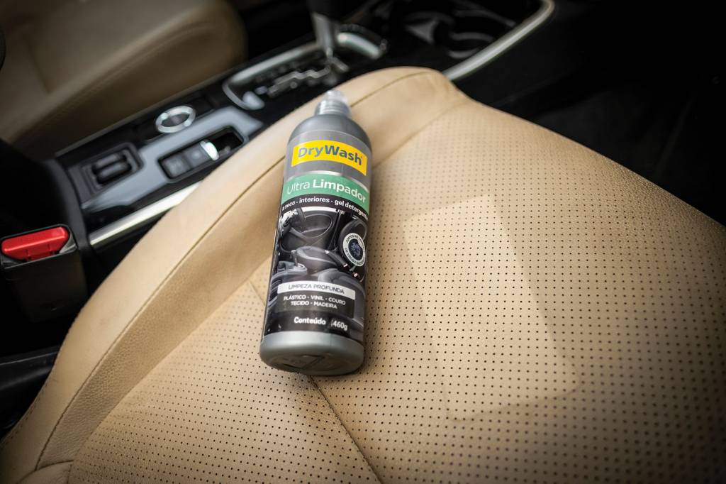Ultra Limpador renova bancos e plásticos do interior do carro sem esforço