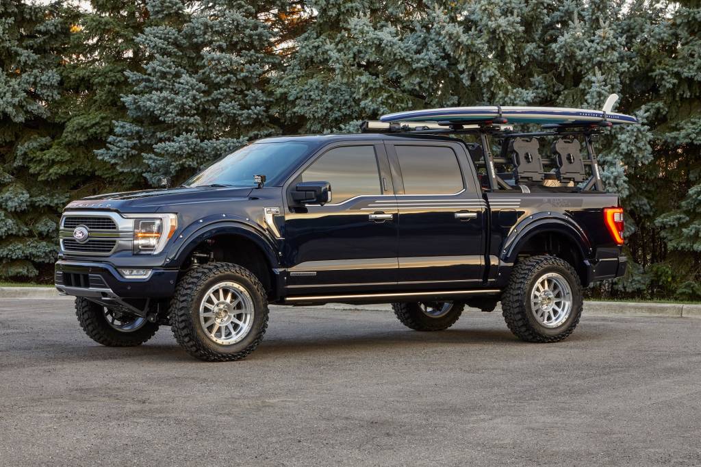 F-150 Limited Hybrid SuperCrew A F-150 já possui versões híbridas com direito a gerador e mini-oficina ambulante