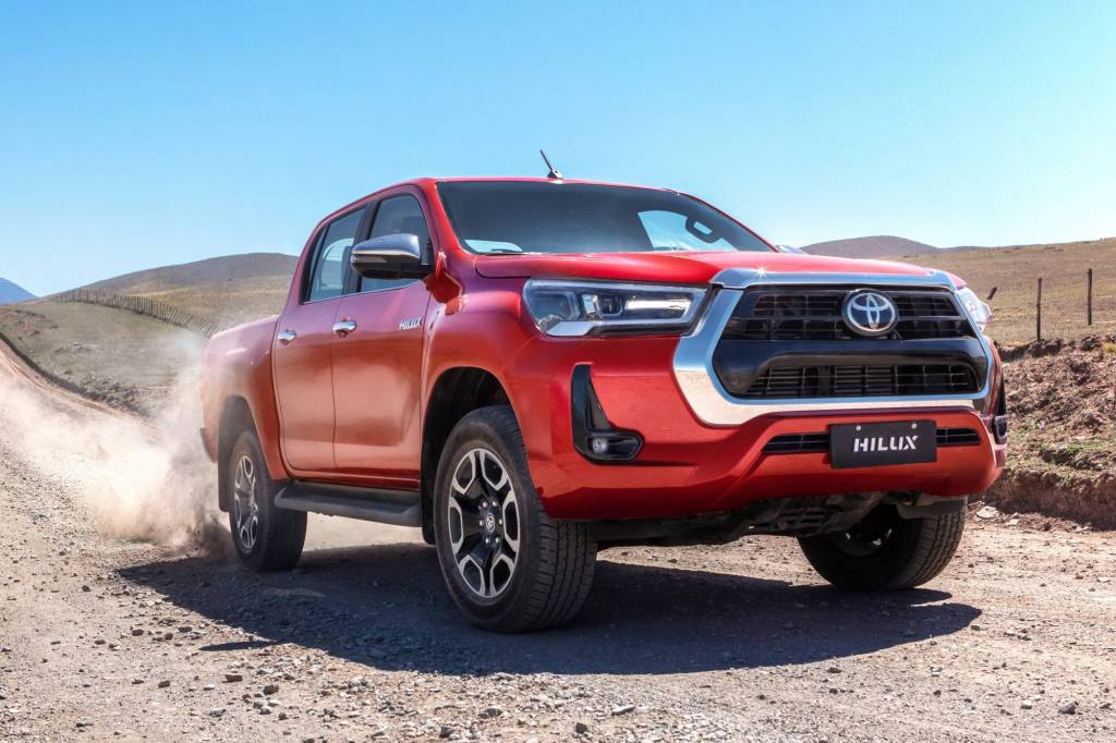 Toyota prepara versões híbridas com motor diesel de Hilux e SW4