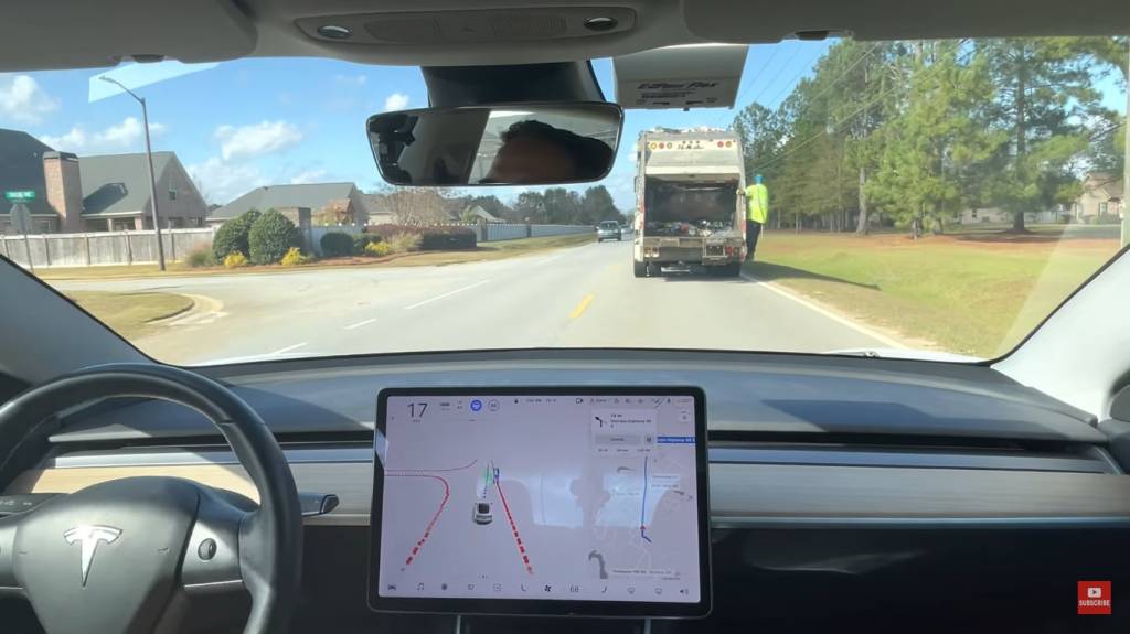 Tesla ultrapassando caminhão jpg Tesla Model 3 se deparou com caminhão de lixo e foi capaz de ultrapassar com segurança — sem nenhuma interferência humana
