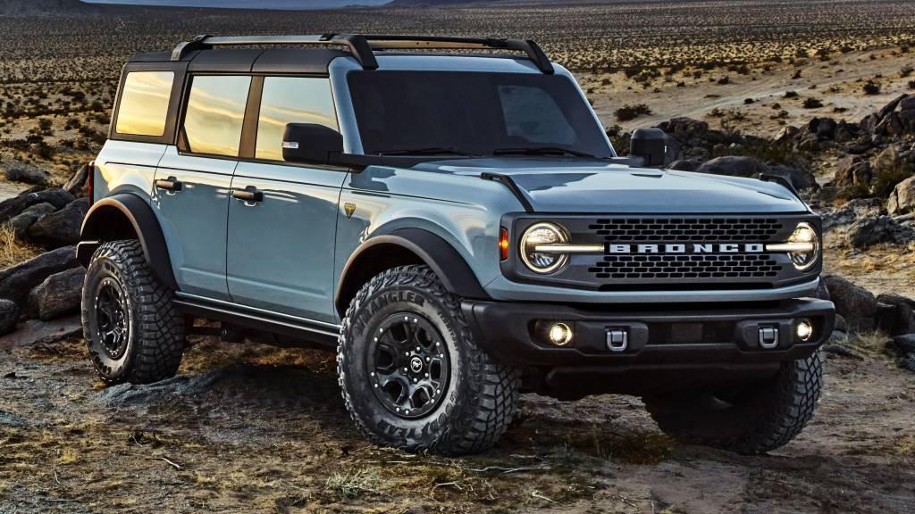Bronco Family Ford Bronco cinza visto 3/4 de frente