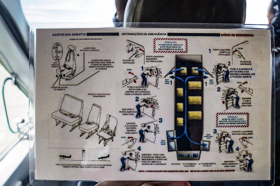 Eficiência é tudo: as instruções de segurança aos passageiros também contém detalhes para os pilotos