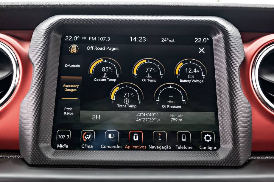 Central multimídia tem informações de navegação off-road, com altitude e tipo de tração em uso.