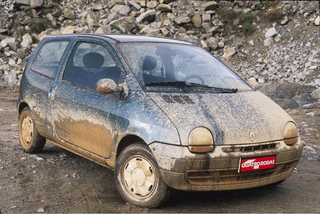 Twingo sujo, compacto da Renault, da frota de testes da revista Quatro Rodas. Twingo sujo, compacto da Renault, da frota de testes da revista Quatro Rodas.
