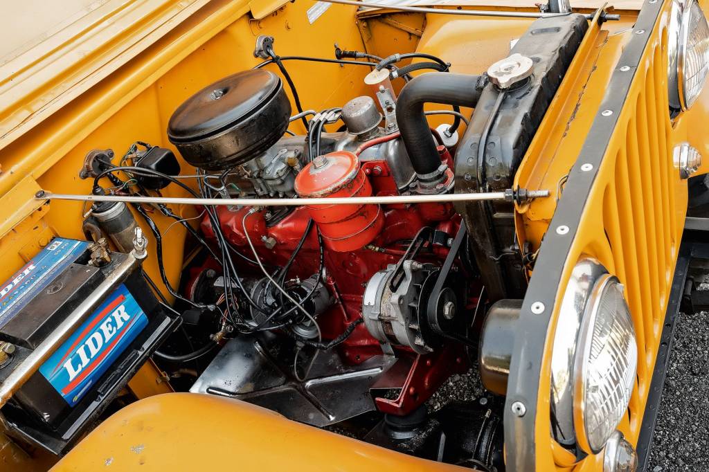 WILLYS JEEP UNIVERSAL FORD JEEP (5) Motor de seis cilindros veio em 1958. Alavancas separadas para tração 4x4 e reduzida.