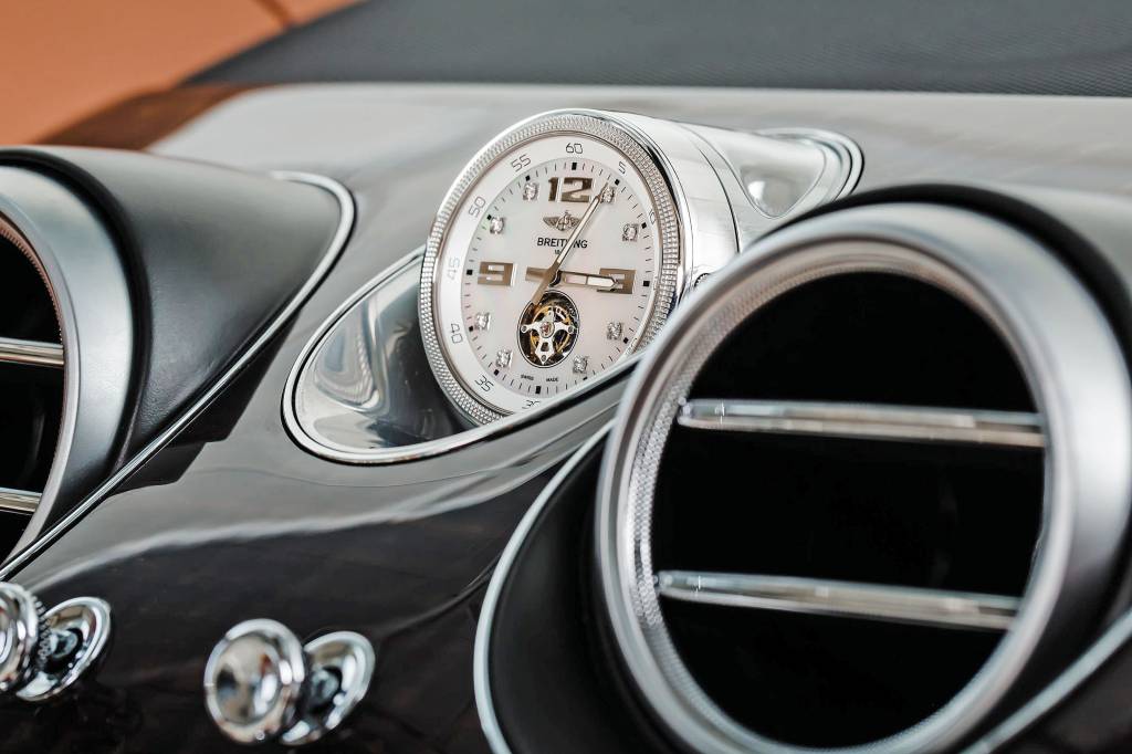 22-2_0 Todo Bentley vem acompanhado de um Breitling. Este é o Mulliner Tourbillon, em ouro e diamantes