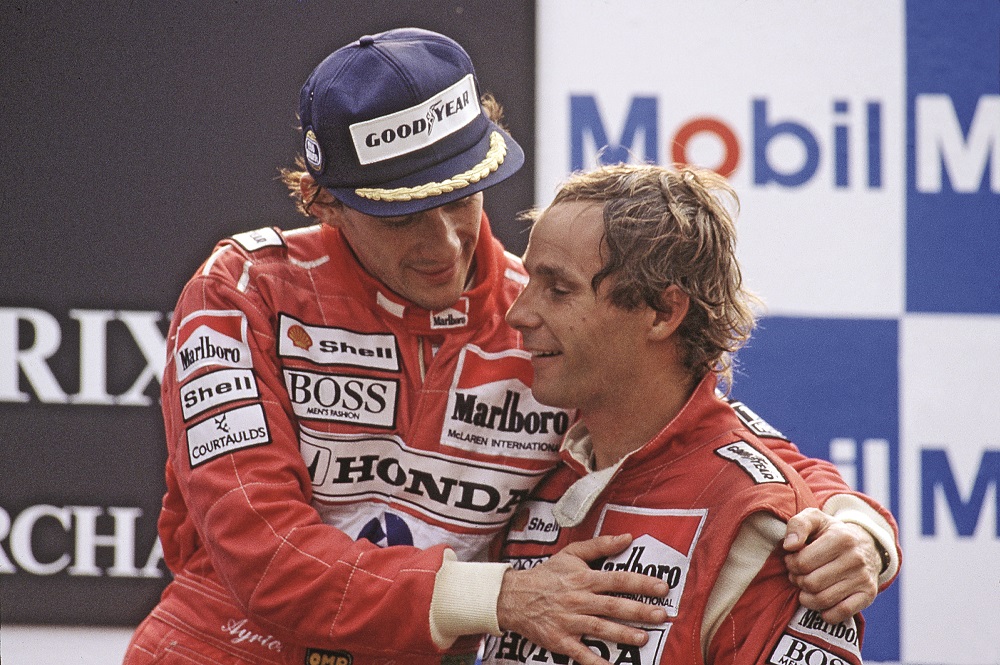 Ayrton Senna com Gerhard Berger, ambos da McLaren, no GP Itália de Fórmula 1. Nosso colunista conta uma passagem inédita do dia em que Ayrton Senna (acompanhado de Berger e Modena) foi parado por um policial, na França