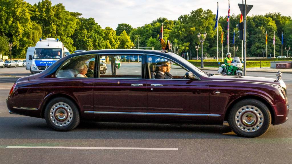 Bentley Rainha Elizabeth II Rainha Elizabeth II usará seu Bentley, também exclusivo, para comparecer ao velório