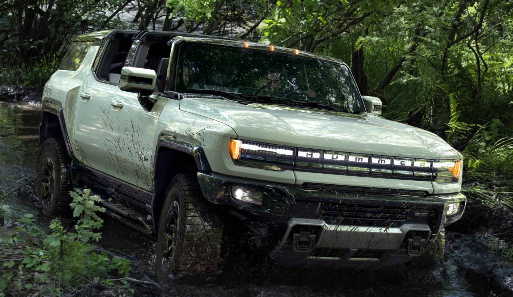GMC Hummer EV SUV mato Picape Hummer elétrica vista 3/4 de frente