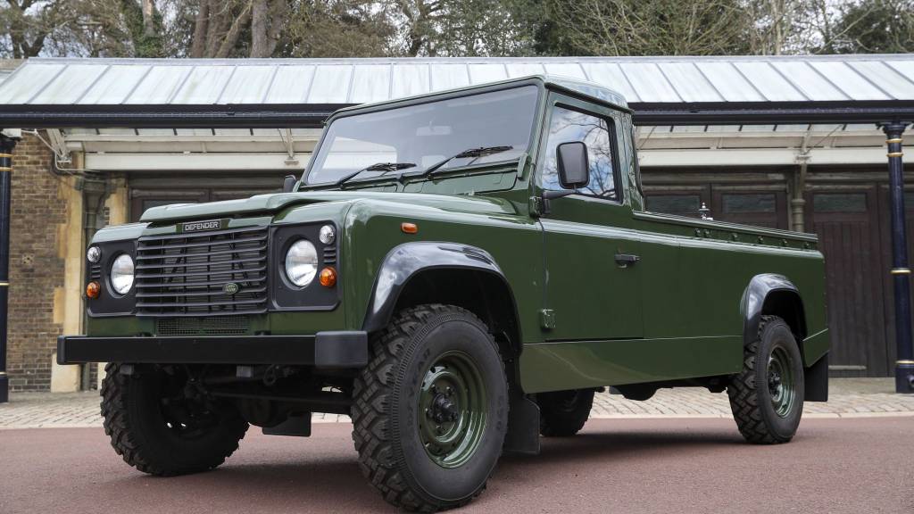 Land Rover Defender 110 do Príncipe Philip (1) Não é a combinação mais comum, mas Land Rover tratou de criar Defender que servisse tanto para caça esportiva quanto para velórios. Não à toa, foram 16 anos de trabalho