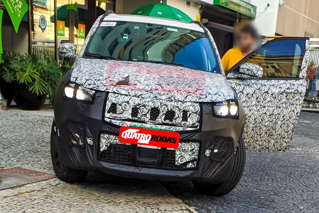 SUV Jeep de sete lugares testa faróis e pode ter motor de 200 cv exclusivo
