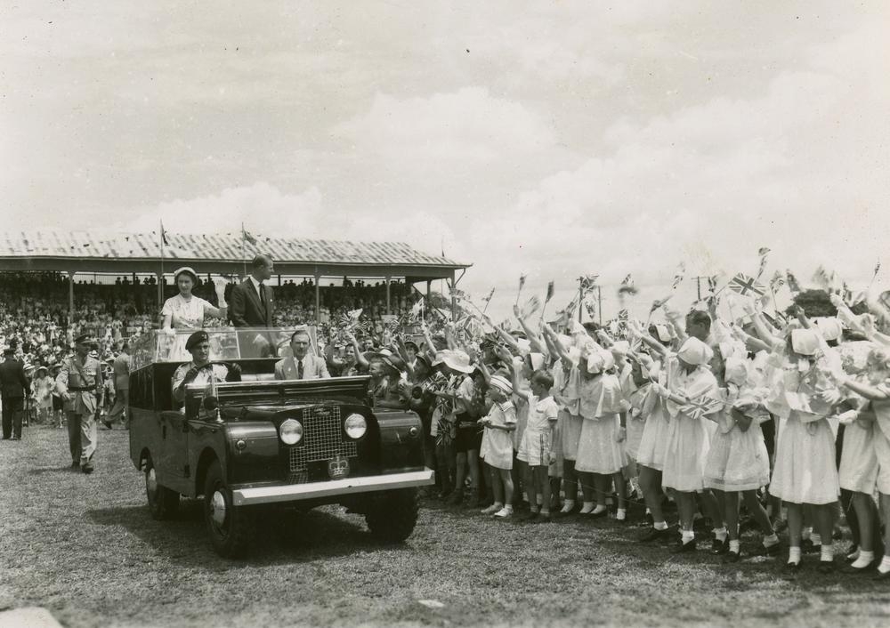 Queen_Elizabeth_II_and_Prince_Philip_in_a_Land_Rover_in_Mackay,_Queensland,_1954_(8873359441) Philip e Elizabeth II visitaram a Austrália em 1954 e, desde então, já optavam pelos Land Rover