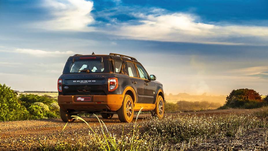 Único logotipo da Ford está na traseira, sem estepe à mostra