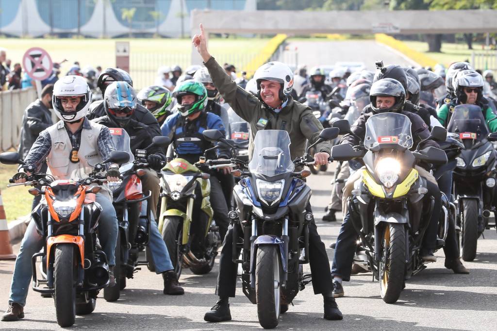 Bolsonaro anuncia fim de tarifa para motos em pedágios