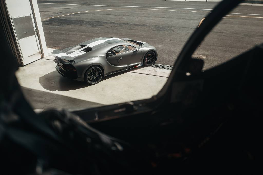 Bugatt Chiron Les Legends du Ciel contra Dassault Rafale Marine vista do cockpit Bugatt Chiron Les Legends du Ciel contra Dassault Rafale Marine vista do cockpit