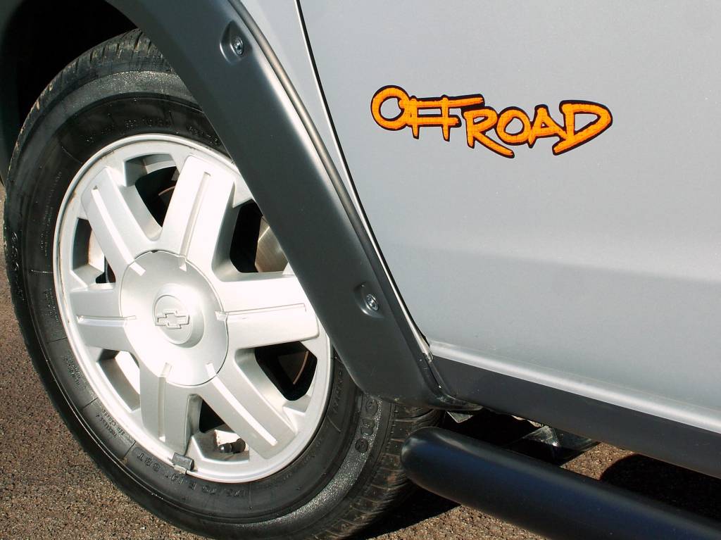 Detalhe da roda da picape Montana Off Road 1.8, modelo 2005 da Chevrolet em test Chevrolet Montana Off Road