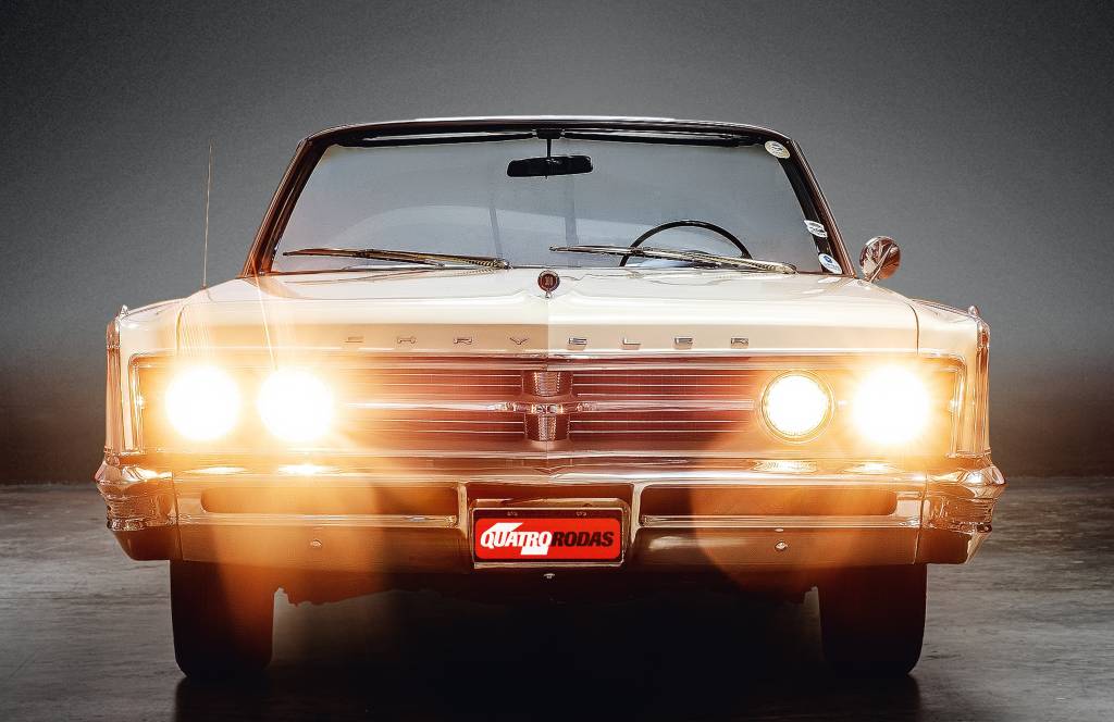 Primeiro Chrysler 300 era luxuoso, rápido e tinha até versão conversível