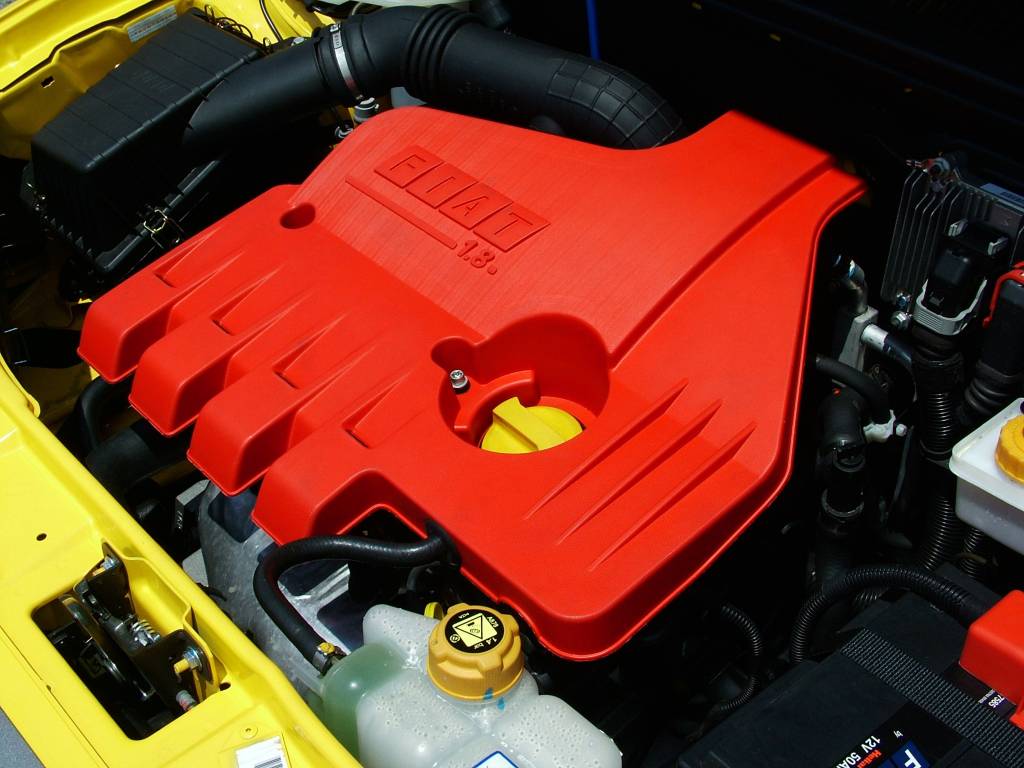 Motor do Palio 1.8 R da Fiat. Até a capa do motor 1.8 era em vermelho