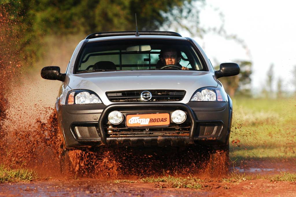 Silvio Gióia, assistente de fotografia da revista Quatro Rodas, dirigindo a pica Chevrolet Montana Off Road