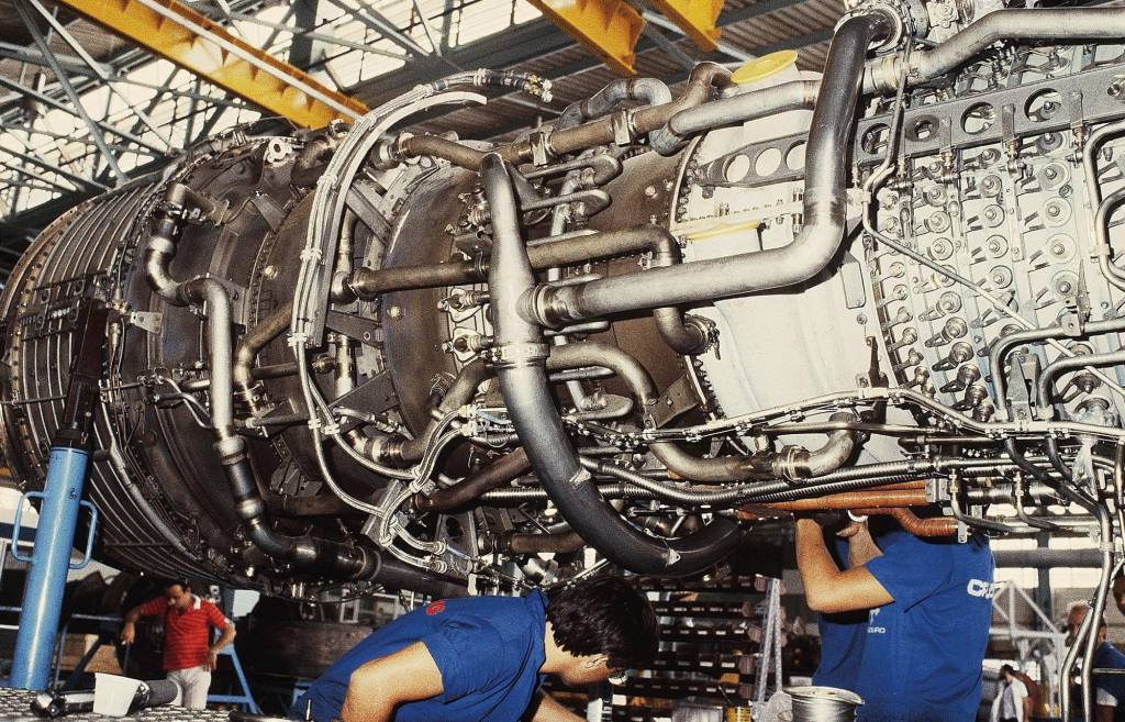 Manutenção em turbina de avião na oficina da Varig. Manutenção em turbina de avião na oficina da Varig.