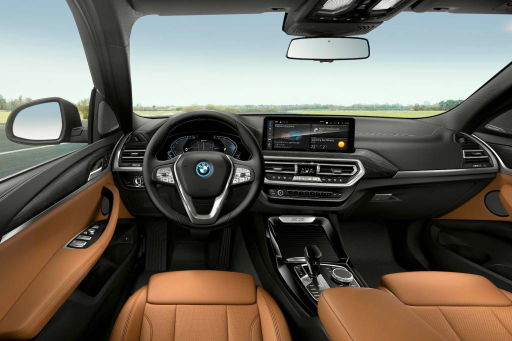 BMW X3 2022 interior Interior do BMW X3 2022 visto do banco da frente