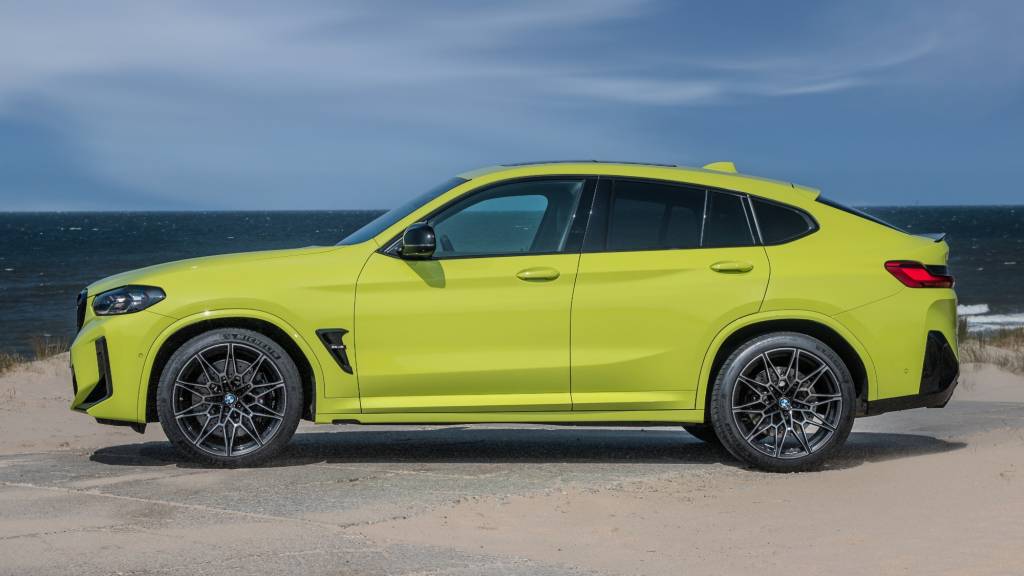 BMW X4 M Competition 2022 LATERAL BMW X4 M Competition 2022 verde visto de lado
