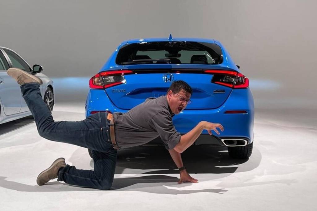 Novo Honda Civic hatch tem imagem vazada com youtuber em posição inusitada