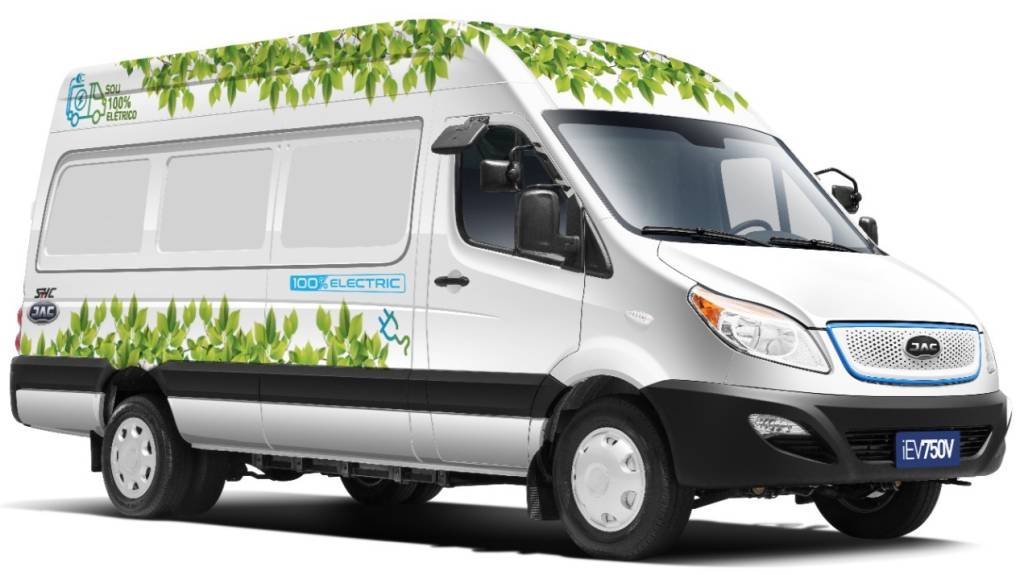 JAC iEV 750V JAC iEV 750V branco visto 3/4 de frente