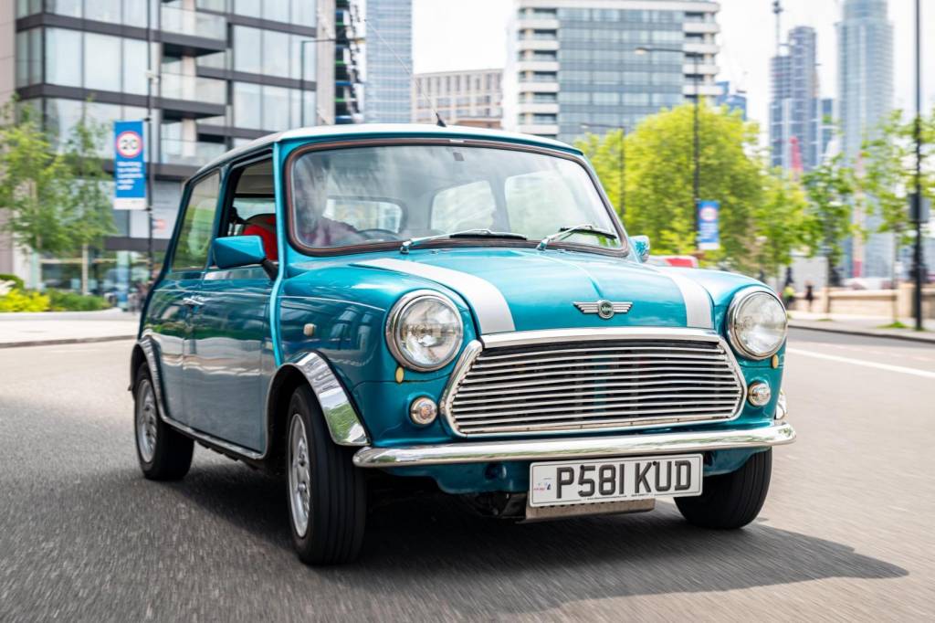 Clássico do futuro: Mini Rover ganha motor elétrico de Nissan Leaf