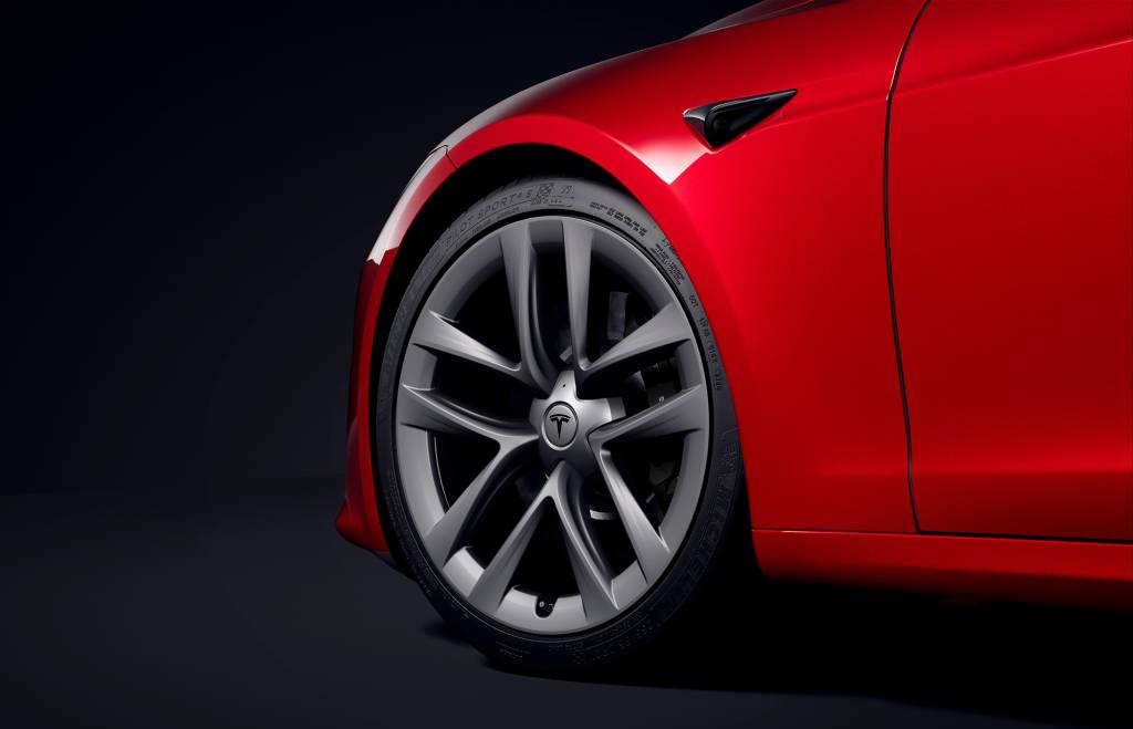 0x0-ModelS_20 São necessários pneus e rodas esportivas, que não vêm de série, para atingir os 320 km/h