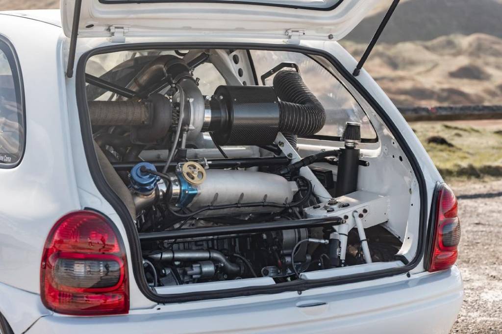 212096616_216364707024226_2198560024758727809_n Um dos dois motores 2.0 C20LET modificados, com 608 cv cada
