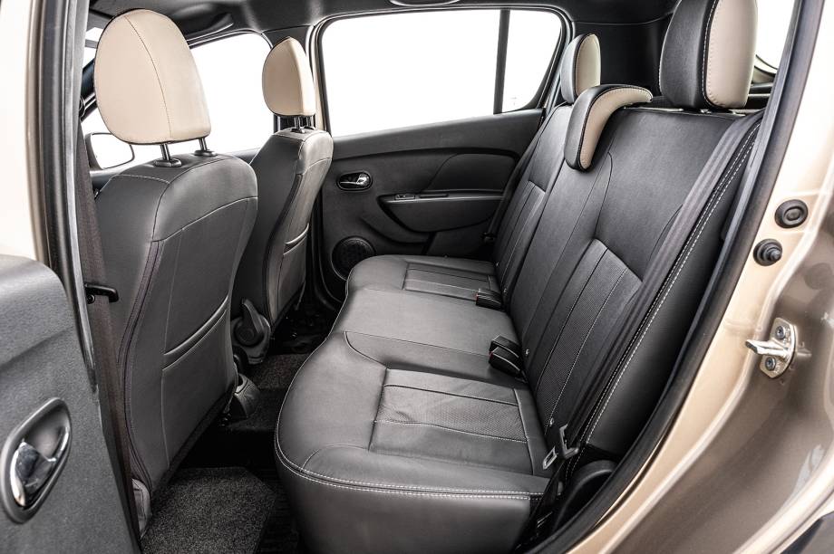 Há boa área para pernas, ombros e cabeça de quem vai atrás, mas túnel central alto prejudica quem precisar ir no meio Há boa área para pernas, ombros e cabeça de quem vai atrás, mas túnel central alto prejudica quem precisar ir no meio