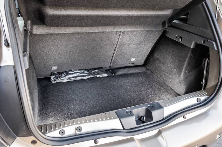 O porta-malas, com 320 litros, está na média da categoria O porta-malas, com 320 litros, está na média da categoria