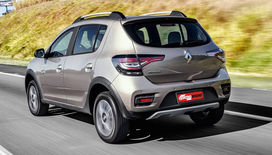 Lanternas com LEDs e escurecidas são as mesmas do Sandero R.S. Lanternas com LEDs e escurecidas são as mesmas do Sandero R.S.