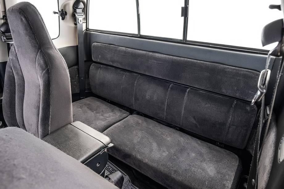 O banco traseiro oferecia conforto apenas para crianças O banco traseiro oferecia conforto apenas para crianças