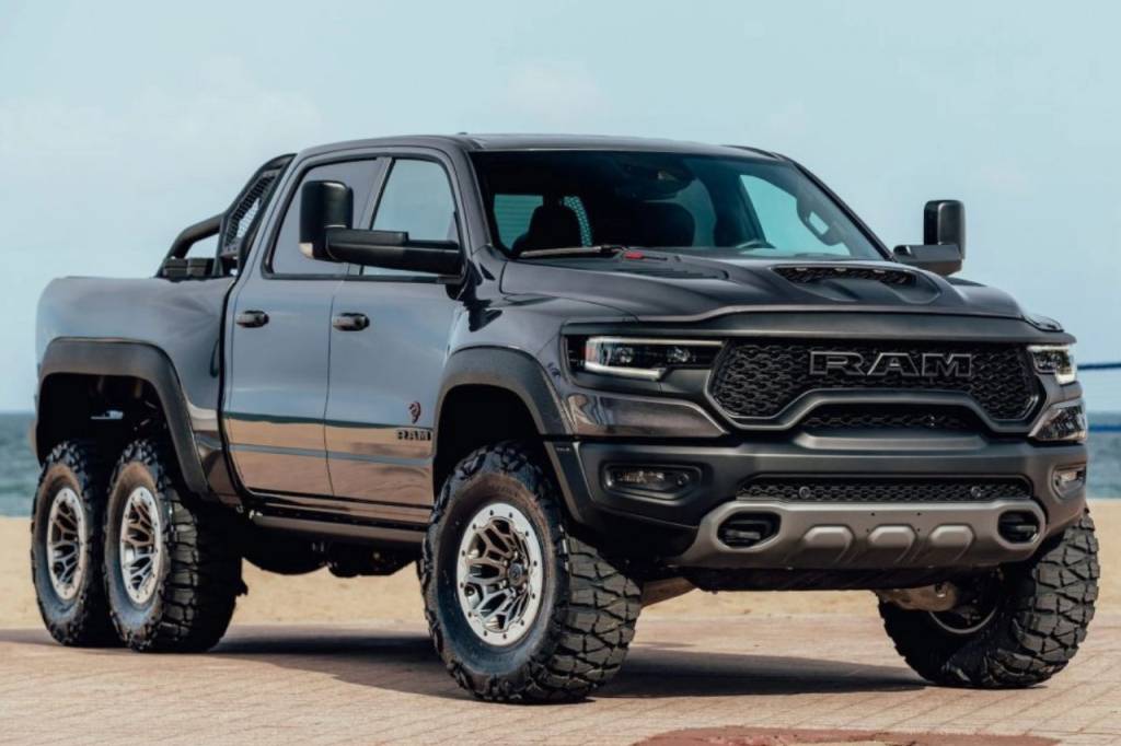 RAM TRX 1500 6X6 2 RAM TRX 1500 6X6 preto vista 3/4 de frente