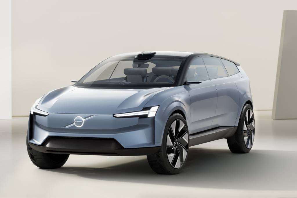 VOLVO CONCEPT RECHARGE Conceito do Volvo Recharge azul claro visto 3/4 de frente