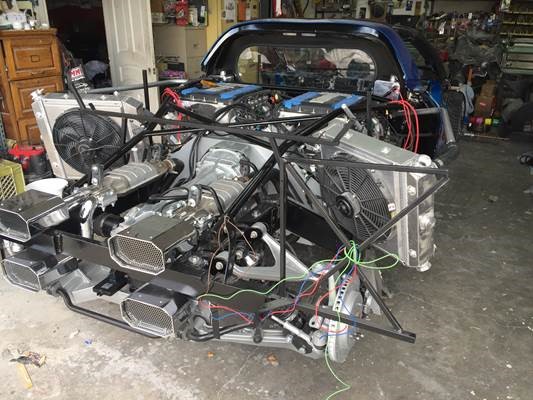 Para que os dois motores pudesse caber na traseira, muita coisa precisou ser mudada na carroceria Para que os dois motores pudesse caber na traseira, muita coisa precisou ser mudada na carroceria