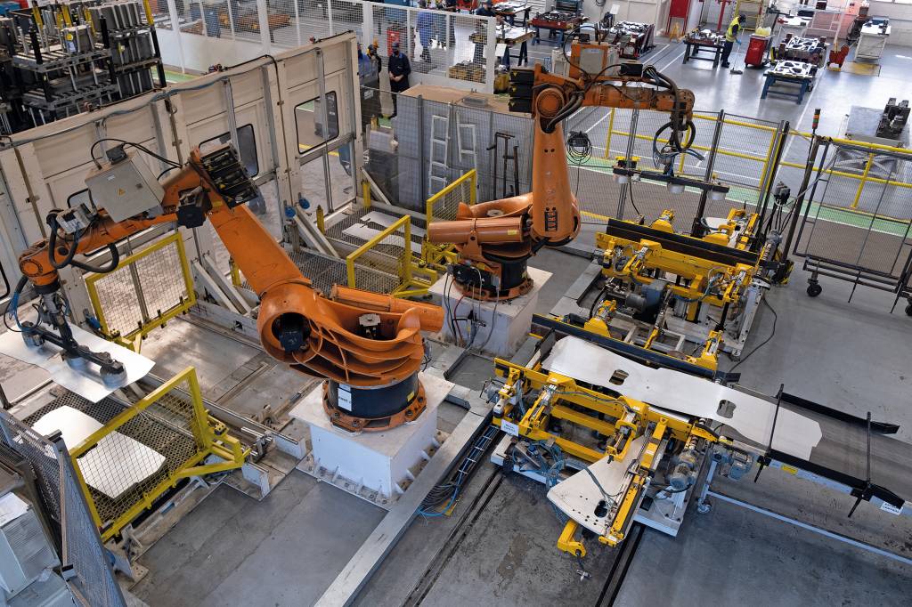 A carroceria do seu carro é feita por máquinas de até 1.600 toneladas