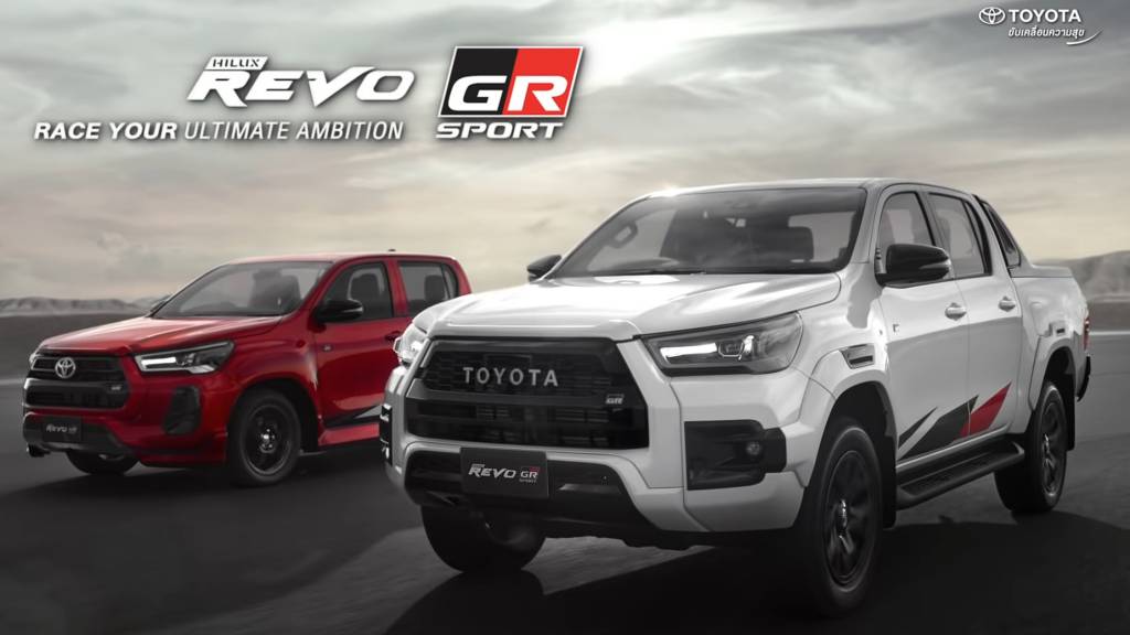 TOYOTA HILUX GR SPORT 7 Duas Toyota Hilux Revo GR Sport vermelha e branca vistas 3/4 de frente