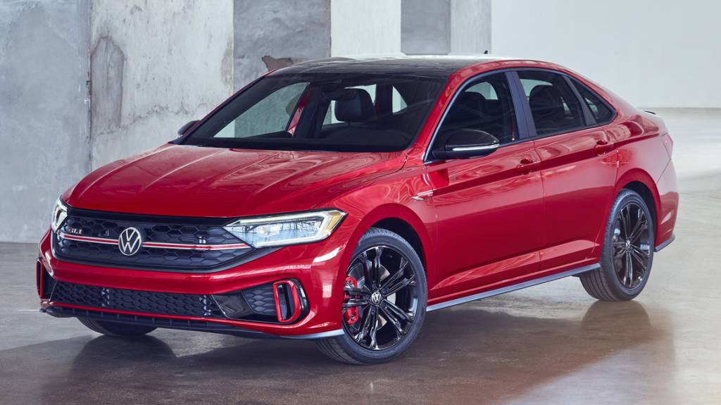 VW JETTA 2022 13 VW Jetta GLi vermelho visto 3/4 de frente