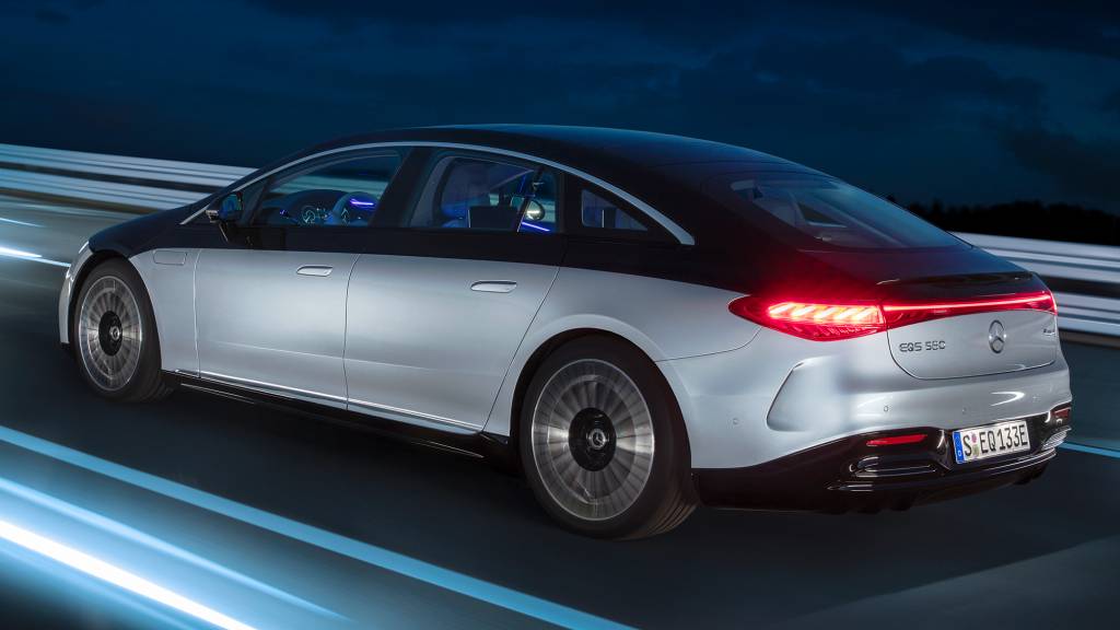 Mercedes-EQ, EQS 580 4MATICMercedes-EQ, EQS 580 4MATIC Mercedes-EQ, EQS 580 4MATIC, Exterieur, Farbe: hightechsilber/obsidianschwarz, AMG-Line, Edition 1;( Stromverbrauch kombiniert: 20,0-16,9 kWh/100 km; CO2-Emissionen kombiniert: 0 g/km);Stromverbrauch kombiniert: 20,0-16,9 kWh/100 km; CO2-Emissionen kombiniert: 0 g/km*Mercedes-EQ, EQS 580 4MATIC, Exterior, colour: high-tech silver/obsidian black, AMG-Line, Edition 1; (combined electrical consumption: 20.0-16.9 kWh/100 km; combined CO2 emissions: 0 g/km);Combined electrical consumption: 20.0-16.9 kWh/100 km; combined CO2 emissions: 0 g/km