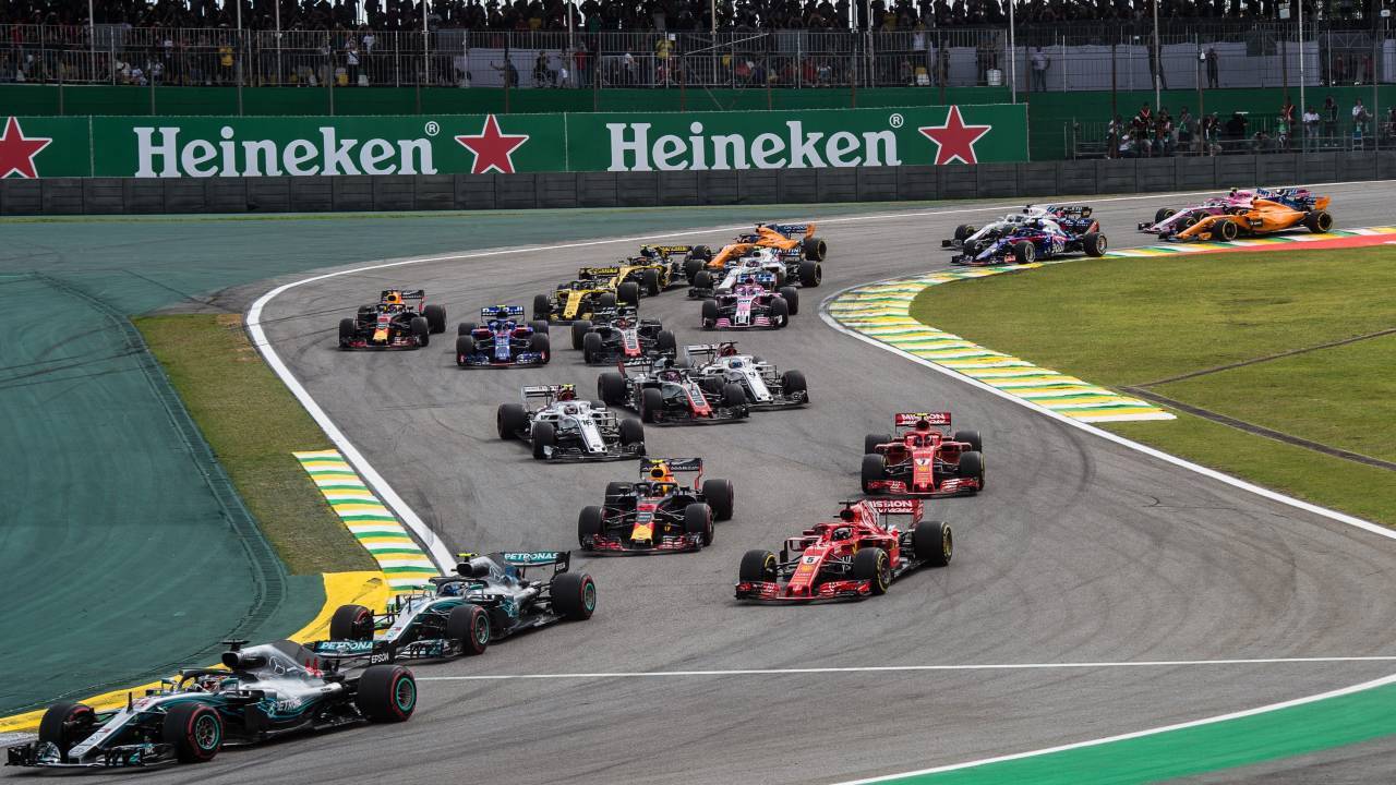 Lewis Hamilton da Mercedes lidera a primeira volta do Grande Prêmio do Brasil