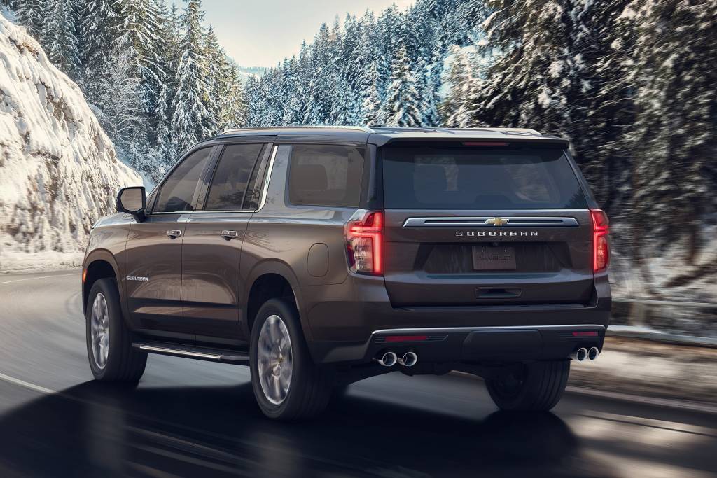 GM SUBURBAN Chevrolet Suburban marrom visto 3/4 de trás