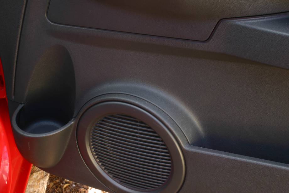 Nicho para apoiar garrafas na porta