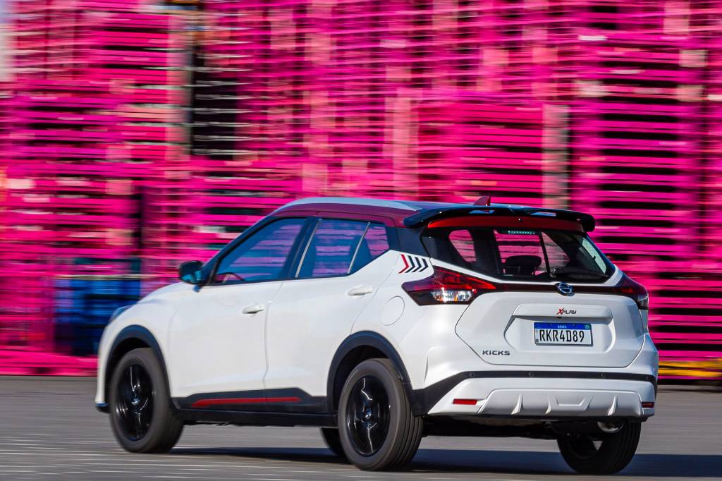 Nissan Kicks XPlay-2 Mais do que adesivos na coluna C, modelo chama atenção pelo teto e retrovisores em vermelho